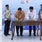 Pj Bupati Tubaba M Firsada, bersama Pimpinan Ombudsman RI Dadan Suparjo Suharmawijaya, menandatangani MoU tentang sinergi peningkatan kualitas penyelenggaraan pelayanan publik di Tubaba. (Arie/NK)
