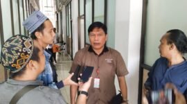Direktur PT AUTJ Imron Saleh, saat diwawancarai usai melakukan pertemuan dengan asisten II dan instansi terkait, membahas nasib perusahaan plat merah itu kedepan, Kamis (6/6/2024). (Arj/NK)