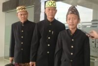 Tiga Perwakilan Tokoh Adat Lampung Pesawaran, saat mendatangi Kejari untuk melaporkan lembaga MPAL setempat. (Soheh/NK)