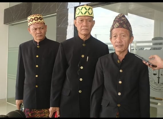 Tiga Perwakilan Tokoh Adat Lampung Pesawaran, saat mendatangi Kejari untuk melaporkan lembaga MPAL setempat. (Soheh/NK)