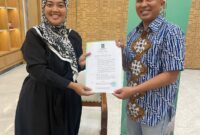 Ketua DPW PKB Lampung, Chusnunia Chalim, menyerahkan SK DPP PKB tentang penetapan tahan 1, Parosil Mabsus sebagai calon kepala daerah Lampung Barat, Periode 2024-2029.