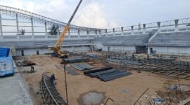 Proses pengerjaan rangka atap Gelora Siger Way Halim pada Senin (10/6). Foto: Agis