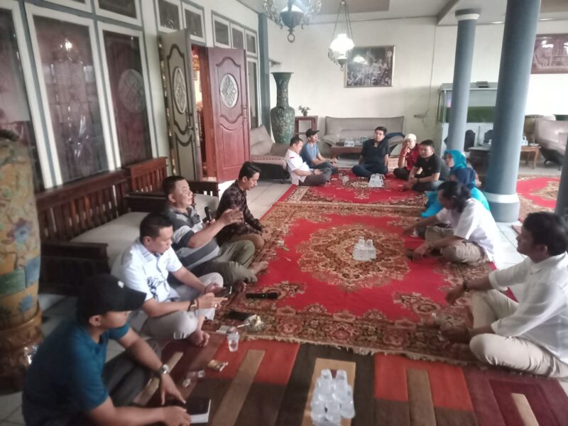 Laskar Lampung melakukan persiapan jelang unjuk rasa KPU terkait 'maskot kera'. 