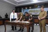 Pj Bupati Tubaba M Firsada, bersama Kajari Sri Hariyanto, menandatangani MoU penggunaan Aplikasi Penghitungan Kerugian Negara (Pernik) di Ruang Rapat Bupati, Panaragan, Senin (10/6/2024). (Arie/NK)
