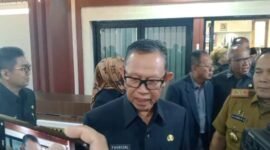 Sekda Lampung ketika diwawancarai. Foto: Luki. 