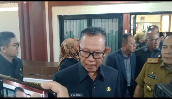 Sekda Lampung ketika diwawancarai. Foto: Luki. 