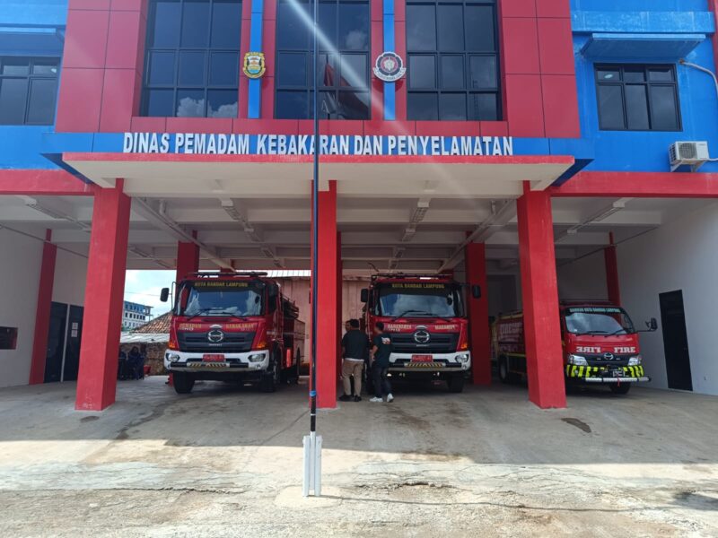 Tampak unit baru mobil pemadam (kanan) di pos induk Damkar Bandarlampung. (Foto: Agis) 