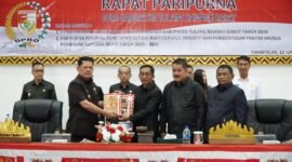 Pj Bupati Tubaba M Firsada, menyerahkan dokumen Raperda Pertanggungjawaban Pelaksanaan APBD kepada Ketua DPRD Ponco Nugroho. (Arie/NK) 