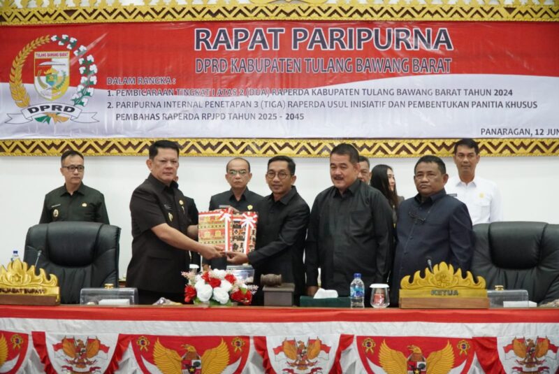Pj Bupati Tubaba M Firsada, menyerahkan dokumen Raperda Pertanggungjawaban Pelaksanaan APBD kepada Ketua DPRD Ponco Nugroho. (Arie/NK) 