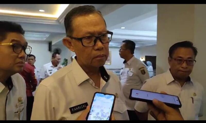 PLH Gubernur Lampung, Fahrizal Darminto, ketika diwawancarai. Foto: Luki. 