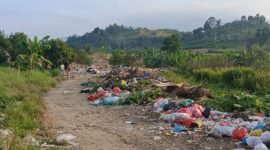 Kondisi sampah di Jalan Garuda, Beringin Raya, Kemiling. Warga mengeluh lantaran kerap menimbulkan bau tak sedap dan mendatangkan lalat. (Foto: Agis) 