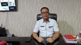 Plt Kepala BPPRD Kota Bandarlampung, Yusnadi Ferianto, saat diwawancarai di ruang kerjanya. (Foto: Agis) 