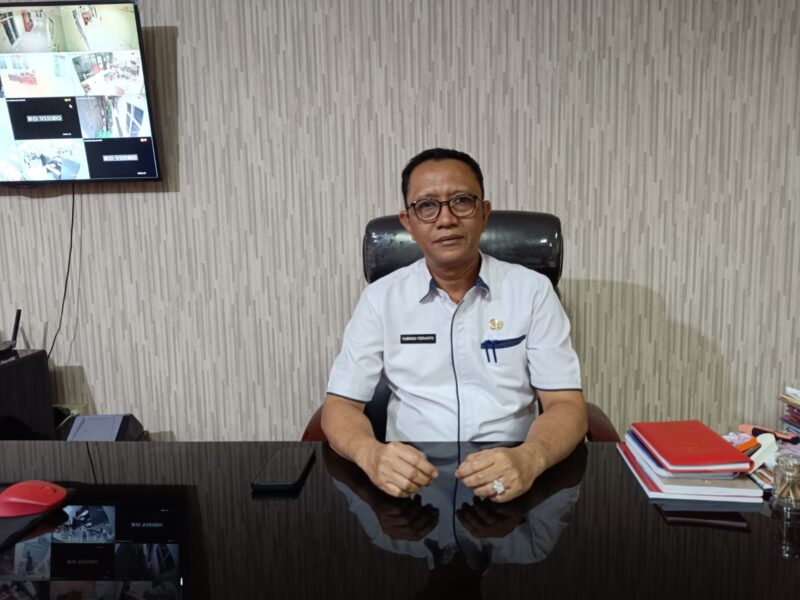Plt Kepala BPPRD Kota Bandarlampung, Yusnadi Ferianto, saat diwawancarai di ruang kerjanya. (Foto: Agis) 