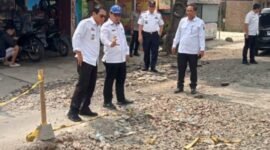 Walikota Metro, Wahdi Sirajudin, bersama Dinas PUTR meninjau pengerjaan sejumlah ruas jalan. (Rival/NK)