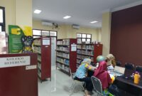Kondisi Perpustakaan Kota Bandarlampung yang terpantau sepi pada Kamis (20/6). Hanya ada 3 pegawai perpustakaan tanpa satu pun pengunjung. (Foto: Agis) 