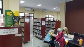 Kondisi Perpustakaan Kota Bandarlampung yang terpantau sepi pada Kamis (20/6). Hanya ada 3 pegawai perpustakaan tanpa satu pun pengunjung. (Foto: Agis) 