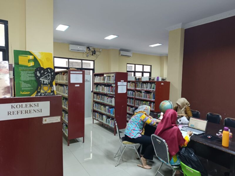 Kondisi Perpustakaan Kota Bandarlampung yang terpantau sepi pada Kamis (20/6). Hanya ada 3 pegawai perpustakaan tanpa satu pun pengunjung. (Foto: Agis) 
