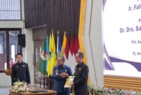 Fakhrizal Darminto ketika menyerahkan jabatan terhadap Pj Gubernur Lampung, Samsudin. Foto: Luki.