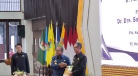 Fakhrizal Darminto ketika menyerahkan jabatan terhadap Pj Gubernur Lampung, Samsudin. Foto: Luki.
