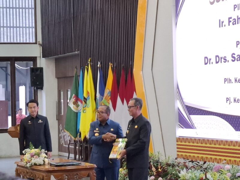 Fakhrizal Darminto ketika menyerahkan jabatan terhadap Pj Gubernur Lampung, Samsudin. Foto: Luki.