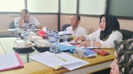 Rapat Koordinasi dan Konsultasi Relaksasi/diskon pembayaran PBB-P2, Asisten III Pemkab Tanggamus, Sukisno, (kiri berkacamata) di sela-sela memimpin rapat koordinasi, Kamis (6/6/2024). (Ist/NK) 