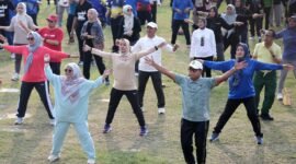 Pj. Gubernur Lampung, Samsudin, ketika melakukan senam bersama pegawai Pemprov Lampung. Foto: Adpim. 