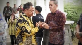 Sri Haryanto (Kajari Tubaba lama) saat berjabat tangan tanda perpisahan dengan  Novriwan Jaya, usai kegiatan Pisah Sambut Kajari Tubaba di Aula Rumdis Bupati, Panaragan Jaya, Jumat (21/6/2024). (Arie/NK)