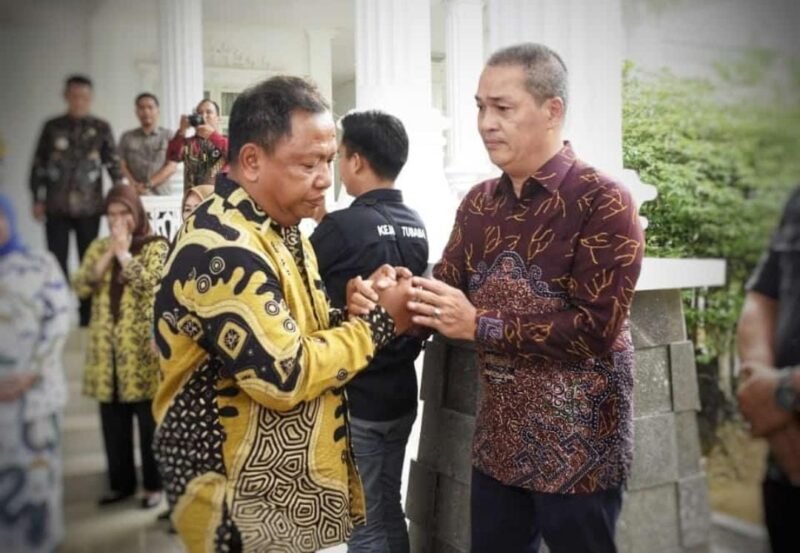 Sri Haryanto (Kajari Tubaba lama) saat berjabat tangan tanda perpisahan dengan  Novriwan Jaya, usai kegiatan Pisah Sambut Kajari Tubaba di Aula Rumdis Bupati, Panaragan Jaya, Jumat (21/6/2024). (Arie/NK)