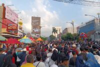 Puluhan Ribu masyarakat antusias ikuti jalan sehat HUT Bandarlampung ke-342. (Foto:Agis) 