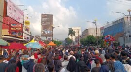 Puluhan Ribu masyarakat antusias ikuti jalan sehat HUT Bandarlampung ke-342. (Foto:Agis) 