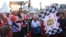 Pj Gubernur Lampung Samsudin bersama Walikota Bandarlampung Eva Dwiana saat membuka acara jalan sehat HUT Kota Bandarlampung ke 342 di Bundaran Gajah, Minggu (23/6). (Foto: Dok/Humas) 