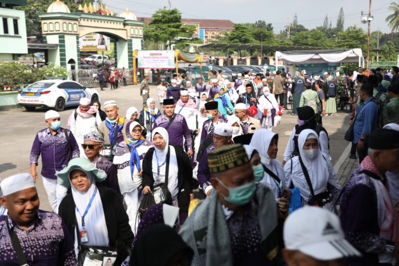 Jemaah haji ketika sampai di Gedung Madinatul Hujjaj Asrama Haji. 