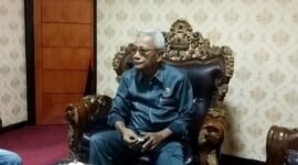 Ketua DPRD Pesawaran Suprapto, saat dimintai keterangan terkait Rapat Badan Anggaran yang terkesan tertutup. (Soheh/NK)