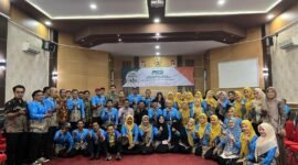 Kepala Sekolah SMK SMTI, ketika mengabadikan momen bersama peserta. 