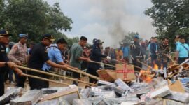 Bea cukai ketika memusnahkan 40 juta batang rokok ilegal. 