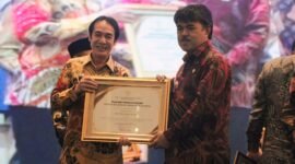 Sekretaris Daerah Pringsewu, Heri Iswahyudi, menerima Penghargaan Anubhawa Sasana Desa/Kelurahan Provinsi Lampung Tahun 2024, yang diserahkan oleh Kepala Pusat Pembudayaan dan Bantuan Hukum pada Badan Pembinaan Hukum Nasional, Sofyan. (Reza/NK)