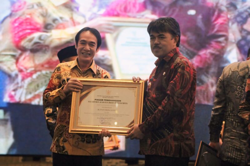 Sekretaris Daerah Pringsewu, Heri Iswahyudi, menerima Penghargaan Anubhawa Sasana Desa/Kelurahan Provinsi Lampung Tahun 2024, yang diserahkan oleh Kepala Pusat Pembudayaan dan Bantuan Hukum pada Badan Pembinaan Hukum Nasional, Sofyan. (Reza/NK)