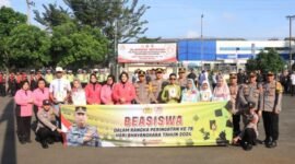 Kapolres dan jajaran foto bersama pada penyerahan beasiswa siswa berprestasi. (Rival/NK)