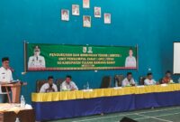 Sekretaris Daerah Kabupaten Tubaba, Novriwan Jaya, memberikan arahan kepada Unit Pengumpul Zakat (UPZ) tingkat tiyuh dari tiga kecamatan, di Balai Tiyuh Mulya Jaya, Tulangbawang Tengah (27/6/2024). (Arie/NK)
