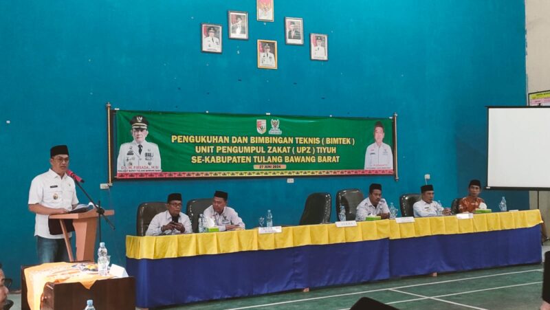 Sekretaris Daerah Kabupaten Tubaba, Novriwan Jaya, memberikan arahan kepada Unit Pengumpul Zakat (UPZ) tingkat tiyuh dari tiga kecamatan, di Balai Tiyuh Mulya Jaya, Tulangbawang Tengah (27/6/2024). (Arie/NK)
