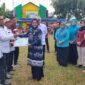 Kepala BNN Kabupaten Tanggamus, Diani Indramaya, menyerahkan SK Desa Bersinar Kabupaten Tanggamus dalam gelaran peringatan Hari Anti Narkotika. (Rapik/NK)