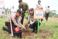 Secara simbolis Kapolres Pesawaran saat melakukan penanaman pohon di Halaman Masjid An-Nabawi Polres, Kamis (27/6/2024). (Soheh/NK)