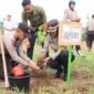 Secara simbolis Kapolres Pesawaran saat melakukan penanaman pohon di Halaman Masjid An-Nabawi Polres, Kamis (27/6/2024). (Soheh/NK)