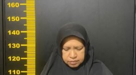 Tertunduk malu seorang ibu rumah tangga Warga Desa Bagelen saat diamankan Satuan Reserse Polres Pesawaran lantaran menjadi Bandar Judi Online jenis Togel. (Soheh/NK)