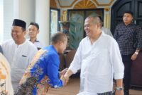 Bupati Lampung Tengah, Musa Ahmad, menyambut masyarakat pada syukuran pasca melaksanakan ibadah haji. (Asep/NK)
