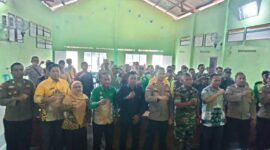 Ps. Kasat Binmas Iptu Wahyono, berfoto bersama usai pelaksanaan Jumat Curhat di Trimurjo. (Asep/NK)