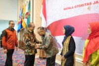Pj Gubernur Lampung, ketika mengukuhkan Otto Fitriandy sebagai kepala OJK Lampung. (Foto: Diskominfotik Lampung). 