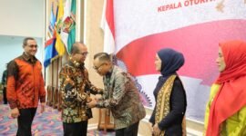 Pj Gubernur Lampung, ketika mengukuhkan Otto Fitriandy sebagai kepala OJK Lampung. (Foto: Diskominfotik Lampung). 