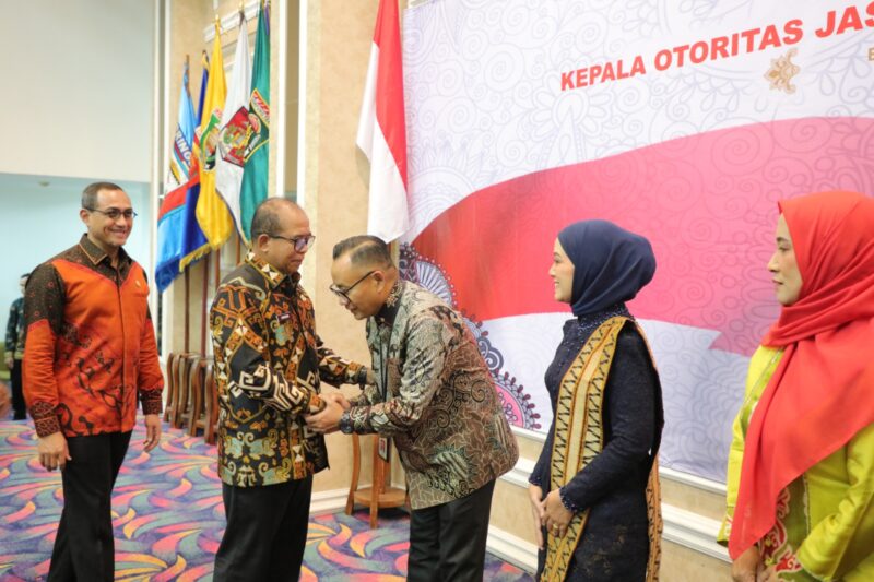 Pj Gubernur Lampung, ketika mengukuhkan Otto Fitriandy sebagai kepala OJK Lampung. (Foto: Diskominfotik Lampung). 