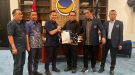 Bakal Calon Walikota Metro Wahdi, saat menerima surat tugas konsolidasi partai. (Foto: Rival) 